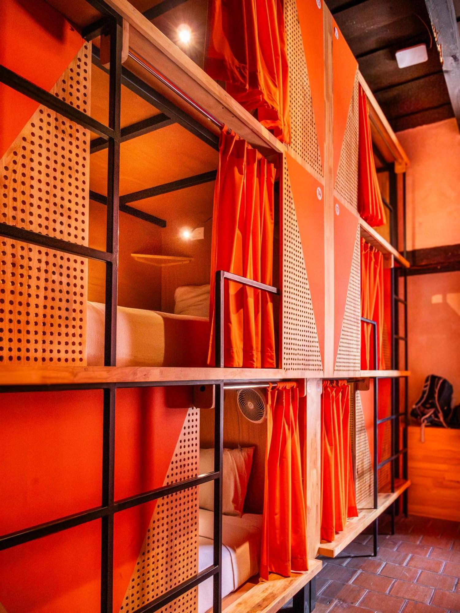 Adra Hostel Antigua Exterior foto A capsule hotel in Tokyo